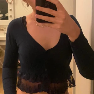 topp - Köpt här på plick väldigt väldigt fin! Men har tyvärr inte kommit till användning så säljer. Den är mörkblå