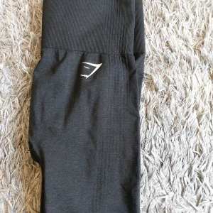 Gymshark Vital Seamless  - Svarta Vital seamless i 2.0 modellen eller vad det heter. Hittar inget att anmärka på.