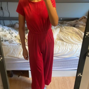 Röd bodysuit - Bodysuit, byxor och T-shirt Använt 2 gånger! Inga hål/fläckar Skriv vid funderingar