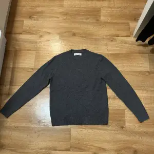 Säljer denna mörk gråa samsoe tröja i merino ull, använd max 3 gånger så den är i väldigt fint skick , Xs, nypris 1100, kan mötas upp.