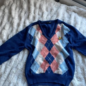Lyle&scott långärmad - Säljer min lyle&scott tröja. Tröjan är vintage. Det står tyvärr inte storlek men jag hade gissat på S/ M beroende på hur lång du är. Säljer nu direkt för 150kr!💕💕