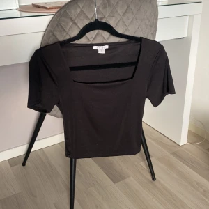 Tröja - Skit snygg urringad tröja i svart! Aldrig använd och Är i storlek M men passar mig som brukar ha XS-S! Köpt för 180kr!💖 säljer för den inte kommer till användning 