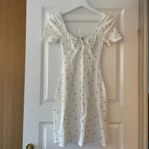 Blommig klänning  - Från H&M, strl xs. Använd 1 gång.