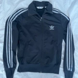 Adidas zip up  - Adidas zip up, tajt fit. Köparen står för frakt. 