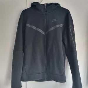 Svart Nike Tech Fleece Set 1200kr - Nike tech fleece hoodie Storlek S Bra skick, använt ett fåtal gånger.  Nike tech fleece byxor Storlek S Bra skick, använt ett fåtal gånger  Båda plaggen är köpta från JD sports.