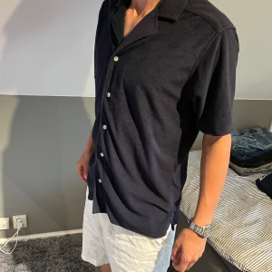 Skjorta från John Henric  - Säljer denna bomulls skjorta från John Henric. Den är helt ny och ej använd, nypris är 599 kr. Storlek M med skönt material. Skriv vid fundering!