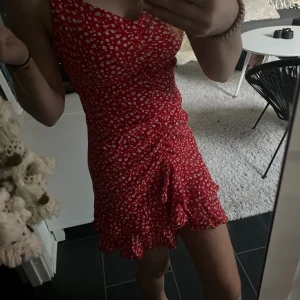  klänning zara - Jätte söt Rod klänning från zara ❣️Jätte söt nu till sommaren eller utomlands. Endast använd några gånger så mycket bra skick. Pris kan diskuteras ❤️