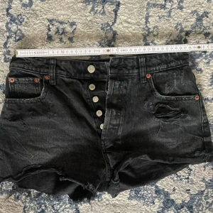 Svarta shorts zara  - Super snygga slitna svarta shorts! Köpa förra året men knappt använda 💓 kan gå ner i pris vid snabb försäljning!