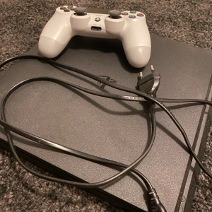 Playstation 4 - Knappast använd, säljes för ca 1400kr.