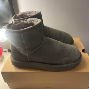 Gråa Uggs🖤🤍 - Superpopulära gråa mid-ugs🖤🤍 använda men i nästan nyskick. I storlek 36🖤🤍nypris 2300