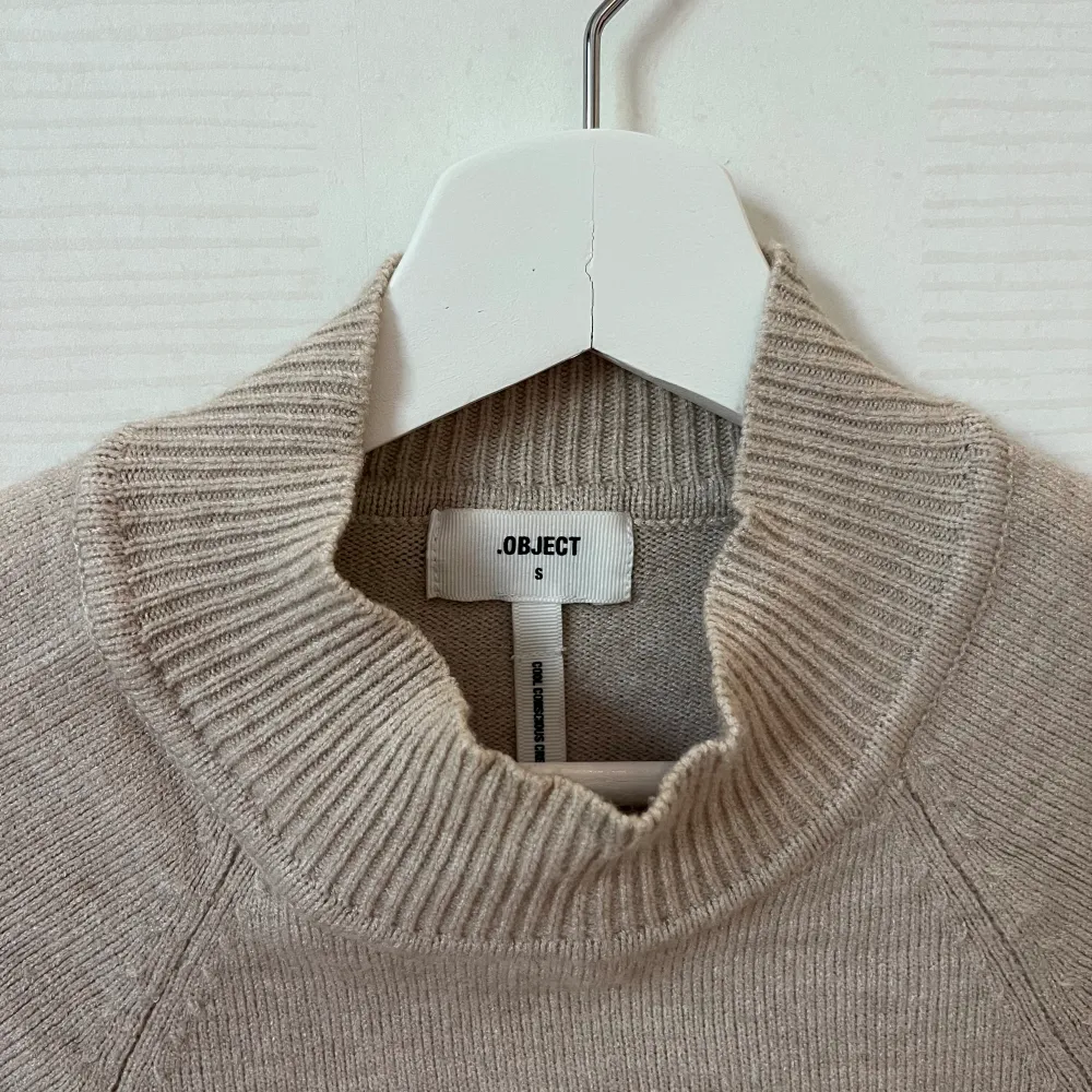 En fin och skön stickad tröja med detaljer från objekt !  Använd fåtal gånger så den är i nyskick:). Stickat.