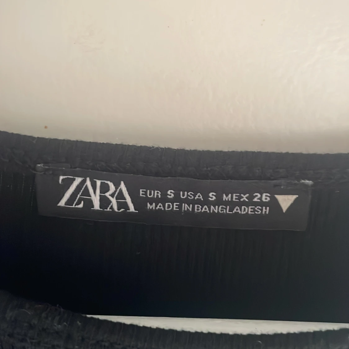 Svart långärmad tröja med ett hål från zara - 91