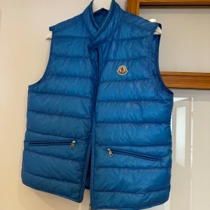 Moncler Gui - Säljer min Moncler Gui i storlek 3, väldigt bra skick o endast några små flaws