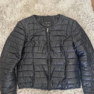 Vårjacka/höstjacka från Amisu💞 - ❣️ÅTERANVÄND BILD❣️Säljer denna fina vår/höst jacka från amisu, köpt tidigare från Plick. Den är ej använd, har därefter inga deffekter. Säljer denna för att den ej är rätt storlek för mig. Skulle säga lik uniqlo.