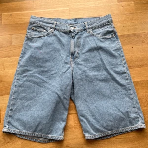 Sweet skateboard shorts - Hej, säljer dessa feta Sweet skateboard jeans shorts pågrund av att de inte kommer till användning | Baggy| Storlek S| Väldigt bra skick