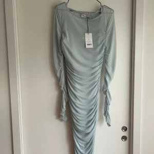 Meshklänning från Hanna Schönberg x NA-KD, strl M - Aldrig använd, prislapp kvar. Underklänning är mini och axelband kan justeras. Meshklänning är väldigt stretchig och kan hamna olika långt upp/ner från person till person.