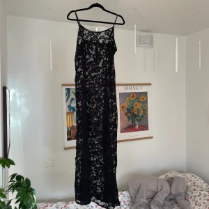 Svart mesh långklänning - Sååå snygg svart långklänning som är helt oanvänd💕