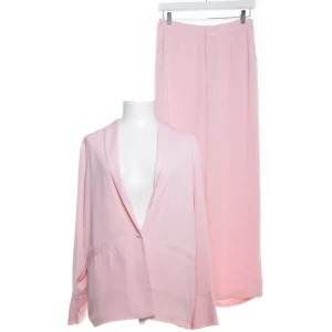 Kristin Sundberg x nakd  - Rosa kostymset från nakd  Kavajen är i storlek 38 Kostymbyxorna är i storlek 36