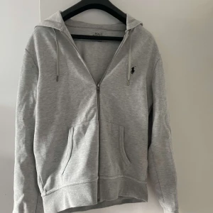 Polo Ralph Lauren Zip Hoodie - Säljer nu min knappt använda Polo Ralph Lauren Zip kofta. Kan självklart lösa fler bilder så tveka på att höra av dig vid frågor eller funderingar.  Kan går ner i pris vid snabb smidig affär.
