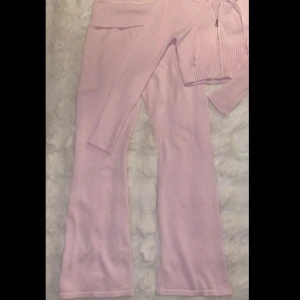 Rosa set - Aldrig använd bara testad! Säljer då byxorna tyvärr är någon centimeter korta på mig💕