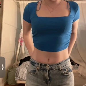 T-shirt blå croptop - En blå croptop med en kvadratisk skärning. 