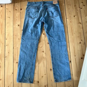 Prisvärda Levi’s jeans 501 - Prisvärda blåa levi’s 501 jeans, nypris 520kr. Lätta att styla med andra kläder och de är väldigt bekväma då de inte sitter för tajta eller är för baggy