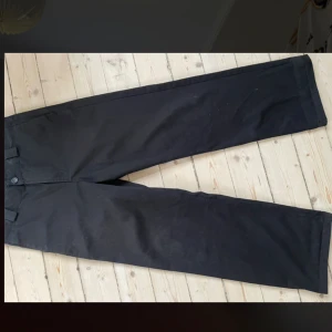 Byxor  - Sweet sktbs byxor i storlek m. Skit snygga baggyboxor med shino material. Nypris 700kr