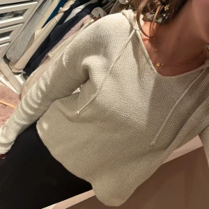 Stickad hoddie  - Supersnygg stickad hoddie som tyvärr inte kommer till användning längre.💓