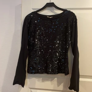 Elegant paljettröja - Väldigt bra skick, storlek 170 men passar mig som har storlek M fortfarande och den är väldigt fin. Använd ett få par gånger. Behöver plats i garderober så säljer den😊