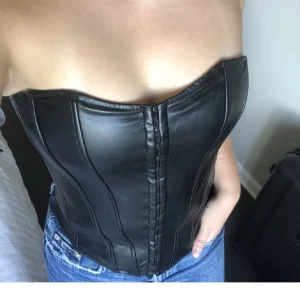 Korsett i läderimitation  - Svart snygg korsett i läderimitation, använd till fest eller som utklädnad på halloween. Sitter otroligt på, skriv privat för fler bilder 🖤
