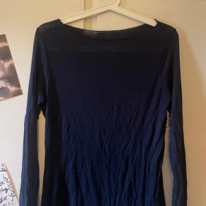 Intimissimi topp - Populära intimissimi toppen i färgen blue. Använd några gånger, är normal i storleken. Inga synliga skavanker. Använder inte längre därav säljer jag den. 