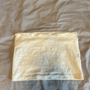 Tröja  - En snygg vit magtröja utan ärmar 