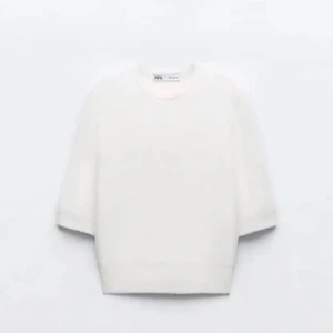 Vit t shirt stickad  - Stickad t shirt i storlek xs från zara jätte fin men kommer tyvär inte till användning  då den är lite liten också slutsåld på hemsidan lånade bilder men skriv för fler bilder 🩷 endast använd 2 gånger 