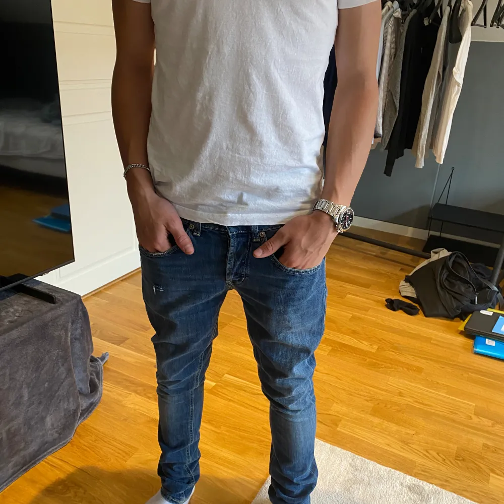 Tja säljer dessa tvärfeta dondup jeansen i modellen George för endast 1000kr ligger på 3500kr i nypris dom är i storlek 29 hör av dig vid minsta fundering mvh William!. Jeans & Byxor.