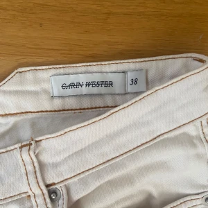 Carin Wester jeans - Vita Carin Wester jeans som är vida i benen.  Strl S 