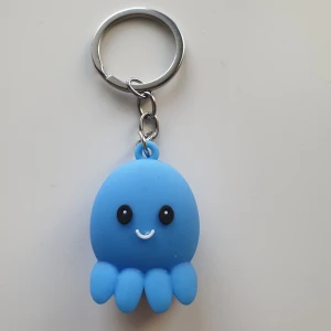 Blå bläckfisk nyckelring, ny  - Nyckelring  Motiv: blå bläckfisk  Antal: 1st  Skick: ny/oanvänd 