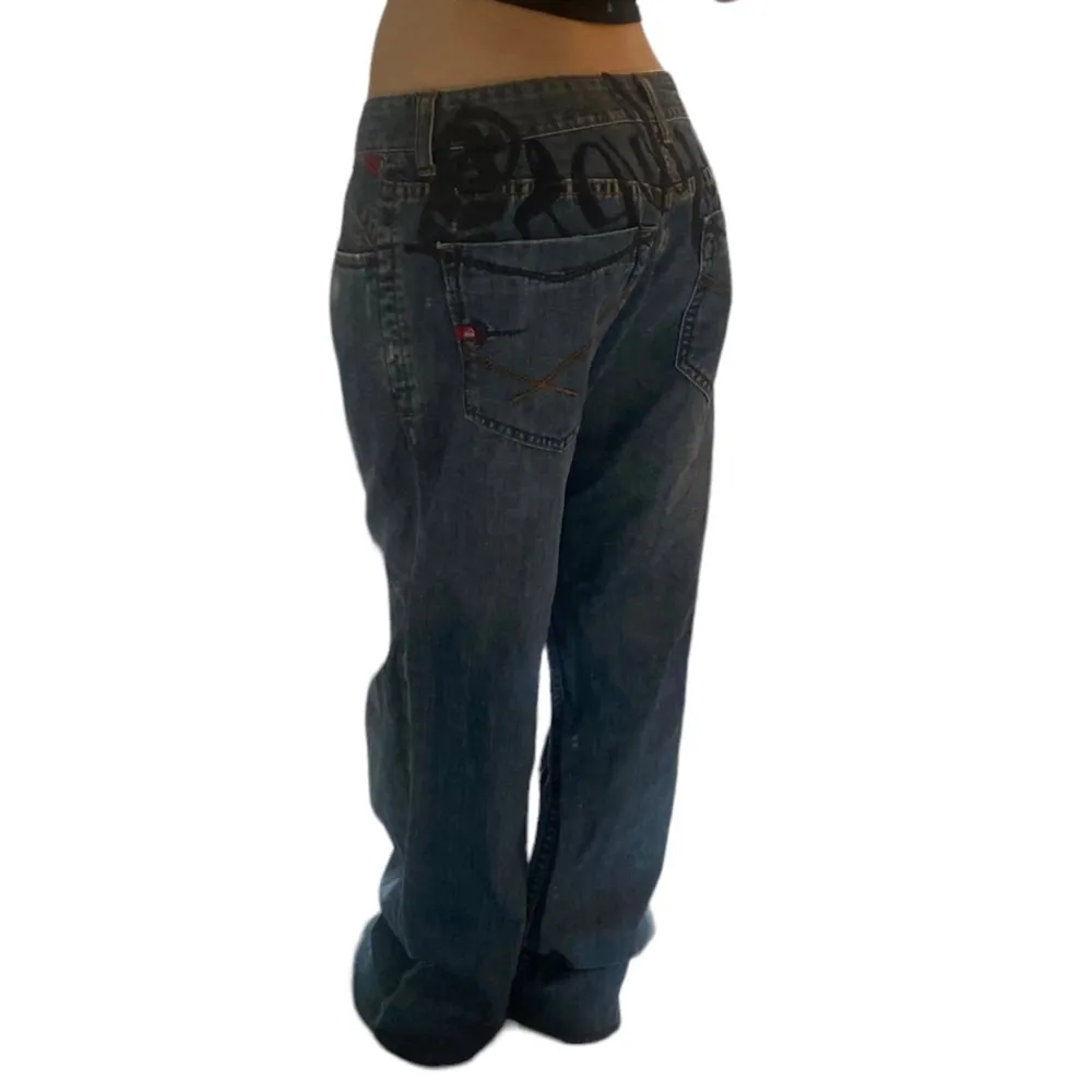 Jättefina jeans med asfeta detaljer baktill. Bra skick!! Läs måtten nedanför innan ni ställer frågor om längden.  Innerbenslängd: 83 cm Midjemått mätt rakt över: 43 cm. Jeans & Byxor.