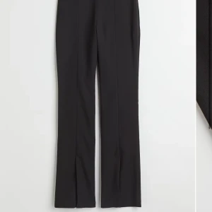 Byxor med slits  - Mycket fina svarta byxor med slits från hm, i använt skick storlek M