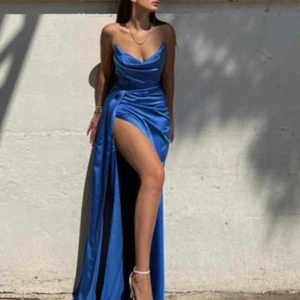 Säljer min fina blåa fest klänning. - Endast använda 1-2 timmar.