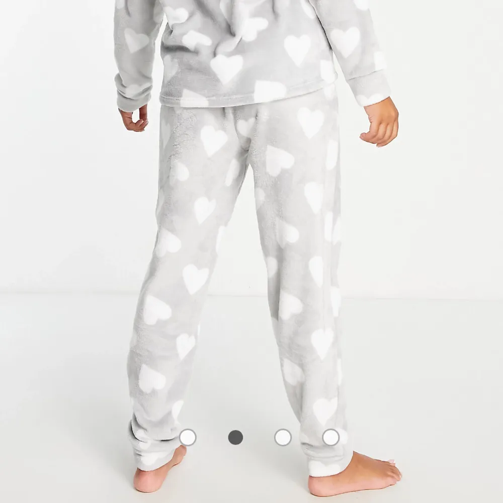 Gråa fleece pyjamas byxor med hjärtan,fickor, och knyte från newyorker i gott/nytt skick storlek 34. Farkut & Housut.
