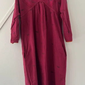 Klänning,  design Gudrun Sjödén  - Designklänning av Gudrun Sjödén,  den är endast provad. Storlek small med vackra detaljer i ärmslut och fåll. Klänningen har två fickor i sidorna.  Behöver en strykning 