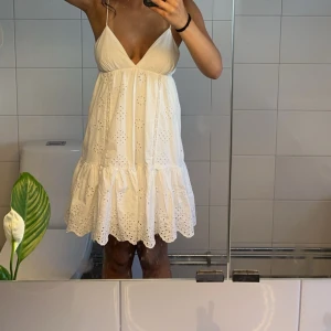 Vit zara klänning - Den här klänningen är i väldigt bra skick men har dock en liten missfärgning på snöret där back men det är inget som syns när klänningen är på❤️jag skulle säga att det är i storlek S/M men banden gör att justera