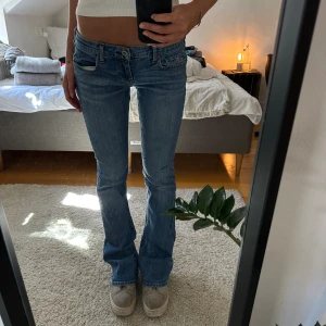 Lågmidjade jeans - Säljer dessa jeans då dem inte kommer till användning längre, är ca 166 cm lång💛