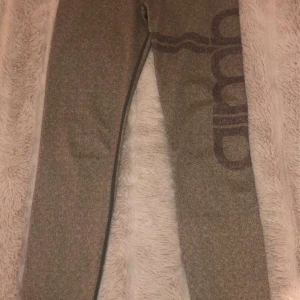  snygg motiverande Amin leggings🤍xs - snygg och jätte stretchiga par Amin leggings. Använd få gånger då den kom i fel storlek🤍jätte trendig och verkligen fin och unik färg! I storlek xs men är mycket stretchiga då den kanske kan passa S. 