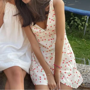 Zara klänning (körsbär) - Superfin klänning från zara med körsbärs-mönster 🍒 