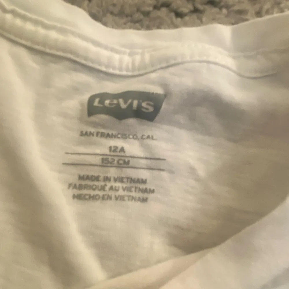 Säljer denna snygga vit svarta Levi’s t-shirten för den är för liten för mig och kommer inte till användning! Pris kan diskuteras. T-shirts.