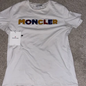 Moncler t shirt  - Tjena säljer denna feta moncler t shirten i type ett 9/10 skick  med ett ganska snyggt och annorlunda tryck längst fram i storlek M passar S. Kan mötas upp i slussen och nacka forum 