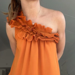 Populär Volangklänning H&M🧡 - Jättefin populär volangklänning från H&M🧡 Säljs för att den inte används längre, kontakta mig för fler bilder, frågor och intresse!