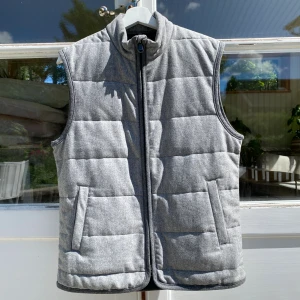 Berkeley Ull Väst - Hej, säljer en enormt stilsäker väst i ull från Berkeley. Passar året runt och väldigt kvalitativ. Snygg ljusgrå färg, passar utmärkt över en skjorta. Lätt att stylea. Välanvänd men i dugligt skick. Storlek M. Pris kan diskuteras. Hörs i DM!