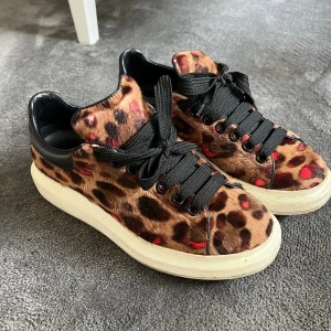 Alexander McQueen skor - Alexander mcqueen skor i leopard!! Snyggaste skon nånsin🥲🥲 stl IT 38, dustbag medföljer 🐆💘